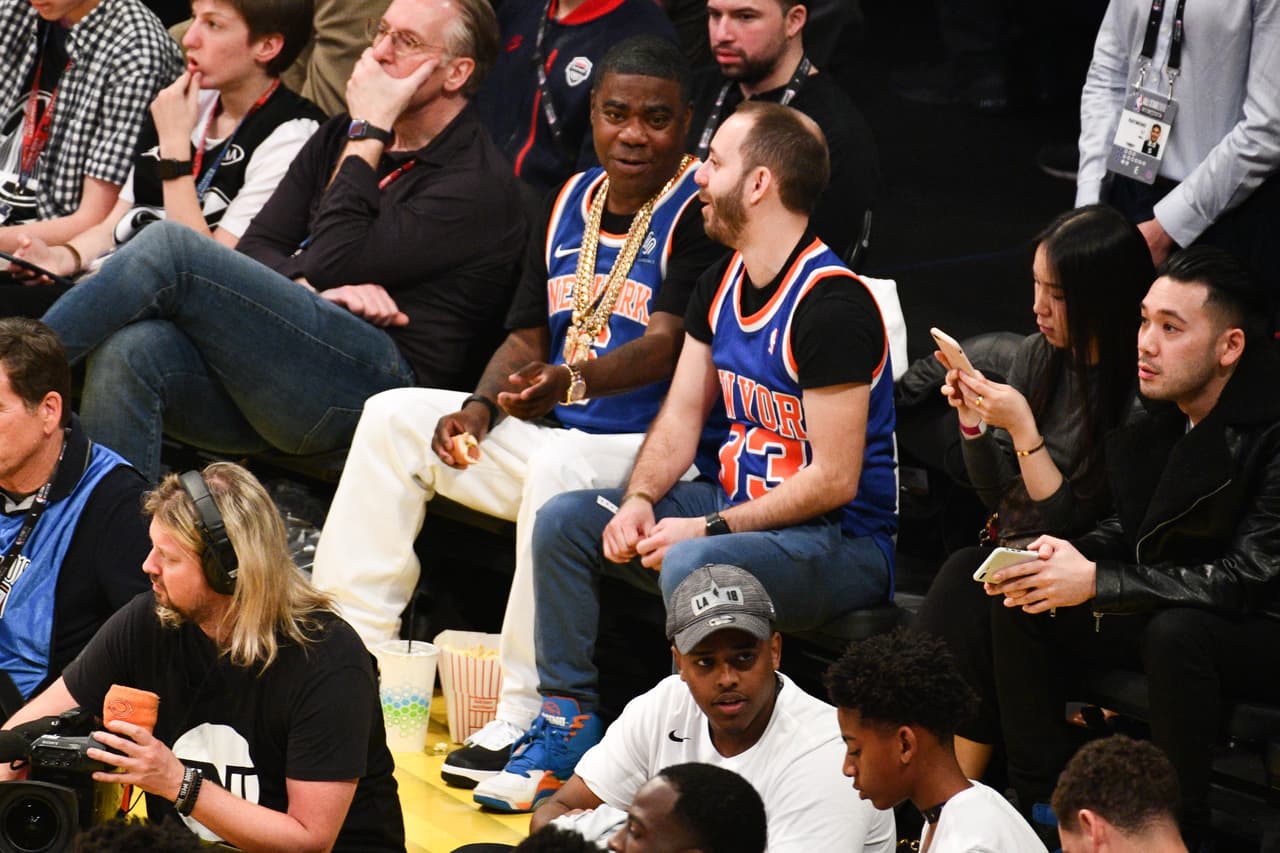El actor Tracy Morgan, con su playera azul de básquetbol, llegó como todo un fanático al All Star Game.