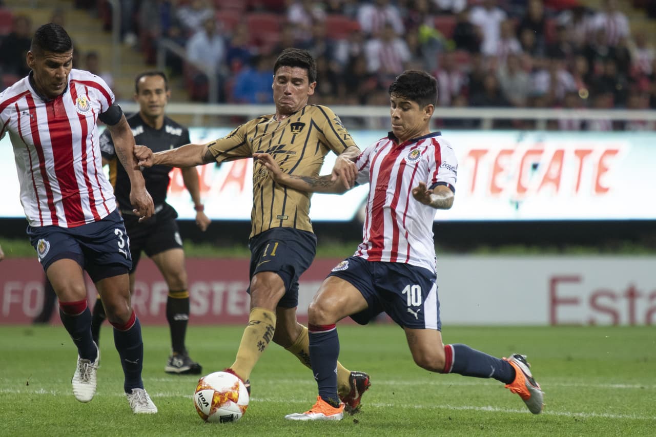 Toda vez comenzado el partido, los Pumas se fueron adelante en el marcador con gol tempranero de Matías Alustiza, en un error en la salida de la Chivas que no perdonó el argentino.