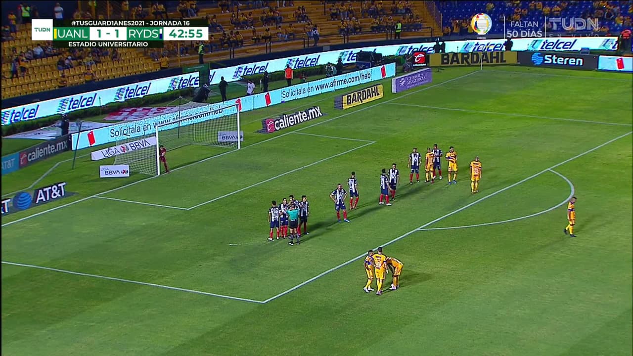 ¡TIRO ATAJADO! disparo por André-Pierre Gignac.