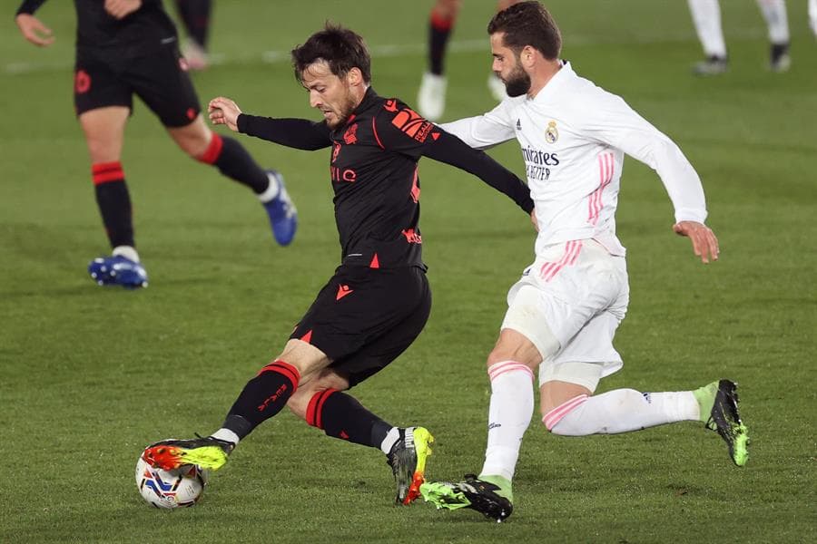 Real Madrid logra hacer empate ante la Real Sociedad y quedar 1-1. Los Txuri-urdines se pusieron arriba al minuto 55 con gol de Portu, pero fue ya al filo del partido, en el minuto 89, cuando Vinicius le dio al cuadro merengue un respiro e igualó el marcador para repartirse puntos en el cierre de la Jornada 25 de LaLiga.