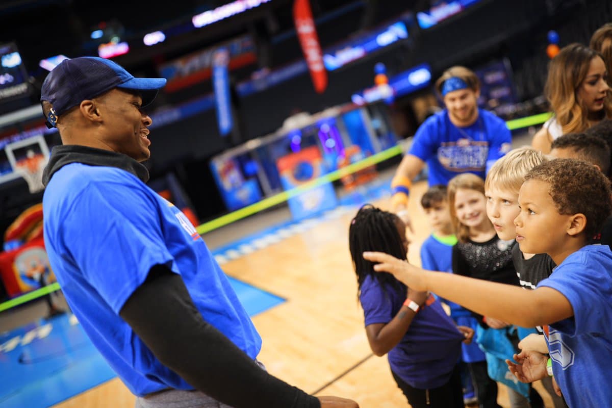 El Thunder recibió a 80 niños del Norman Boys and Girls Club para una cena servida por los jugadores, seguidos de juegos en la cancha.