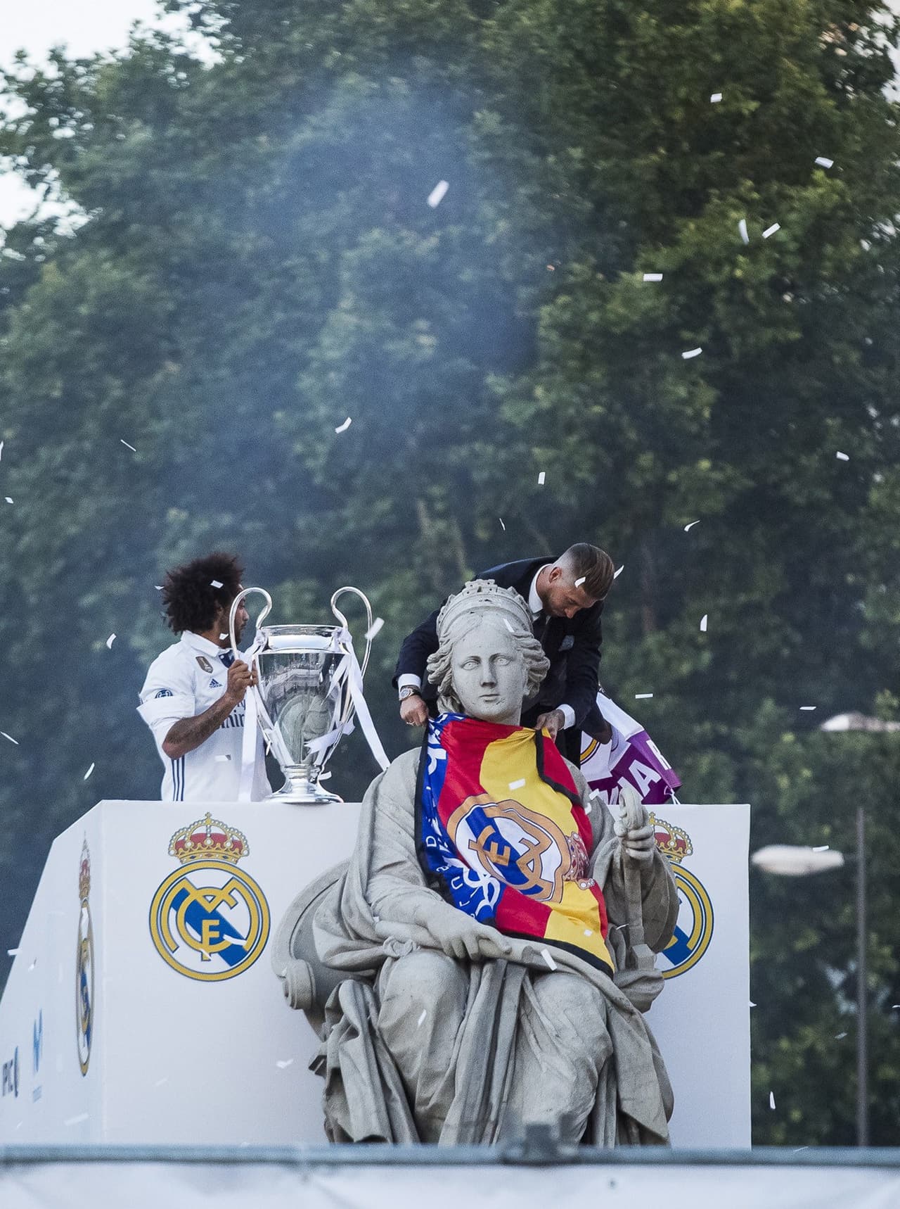 Como ya es habitual, Ramos besó a la diosa y la vistió con los colores del club madridista. Bufanda y bandera, para que Cibeles estuviese a tono con la celebración.