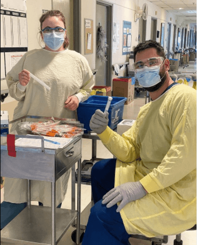 El jugador es médico, y cuando llegó la pandemia, cambió su uniforme y tacos por batas médicas.