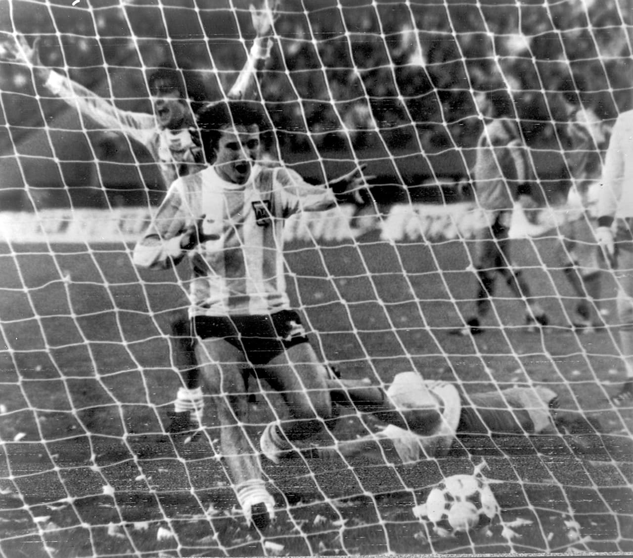 Quien puso el puntillazo final fue Daniel Bertoni al minuto 115 y con ello poder festejar el primer título del mundo para Argentina.