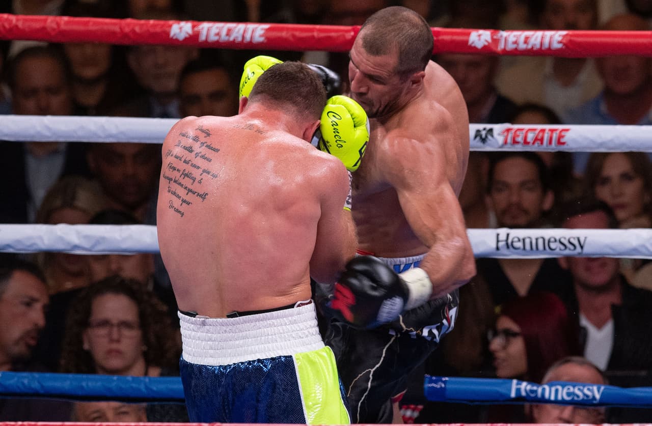 Kovalev buscó golpear al mexicano en la parte baja pero Saúl resistía.