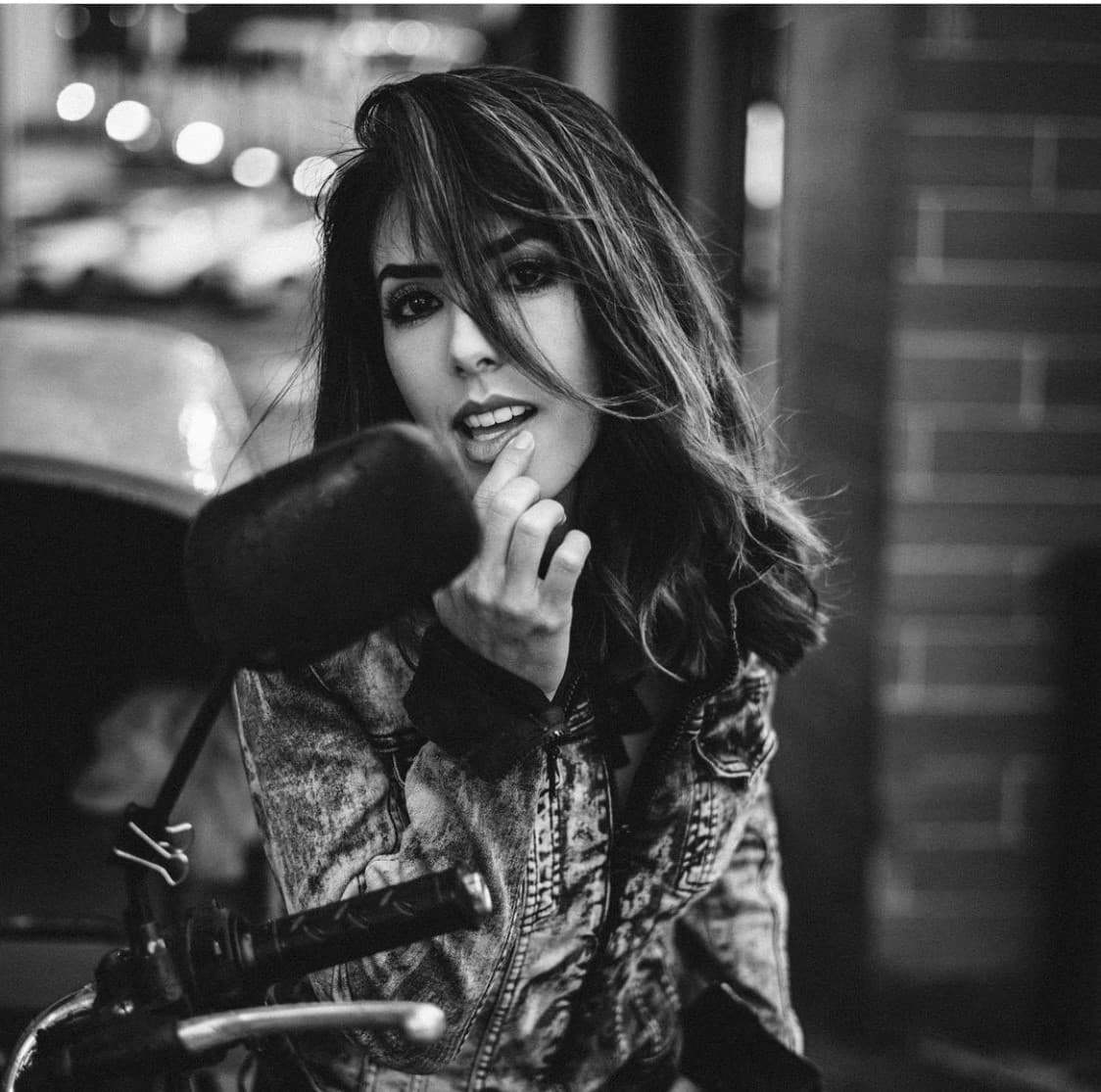 El delantero mexicano tuvo un fuerte choque de cabezas con Davis Luiz que lo dejó conmocionado en el terreno de juego.
<br>