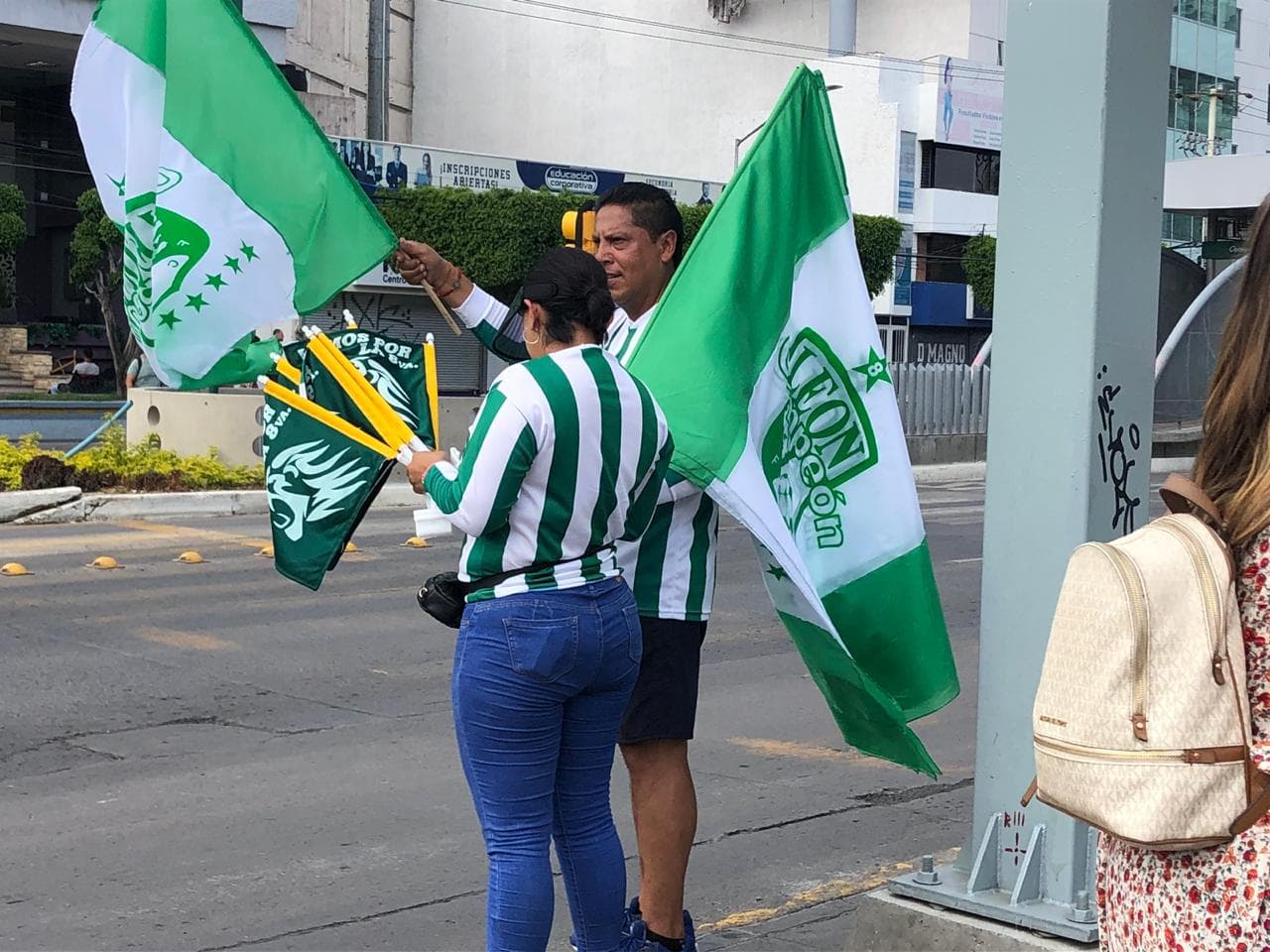 A pocos minutos de la Final del Clausura 2019 entre León y Tigres así viven los fanáticos la llegada al estadio.