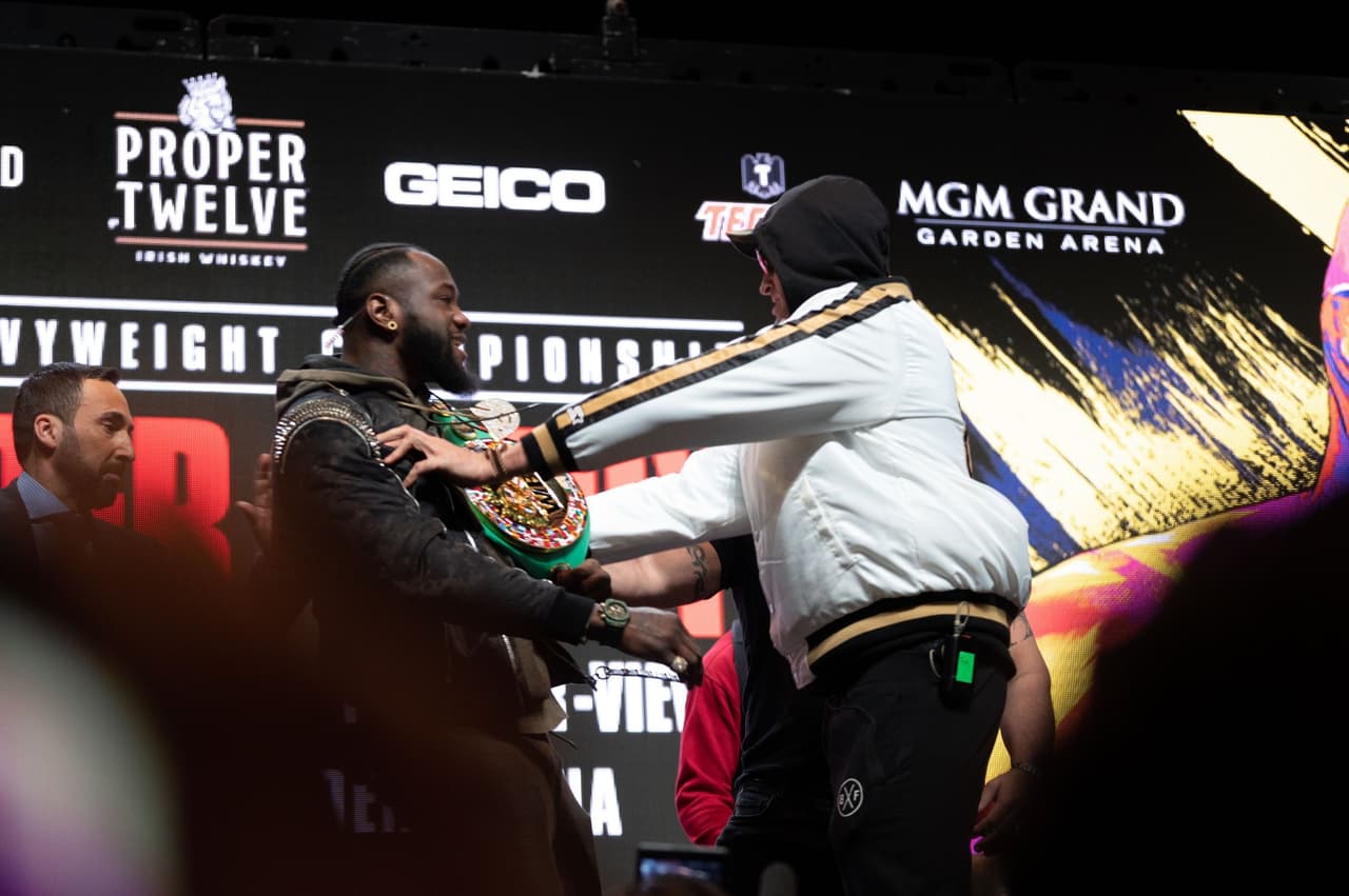 En plena conferencia de prensa, Wilder y Fury se manotearon amenazándose el uno al otro.