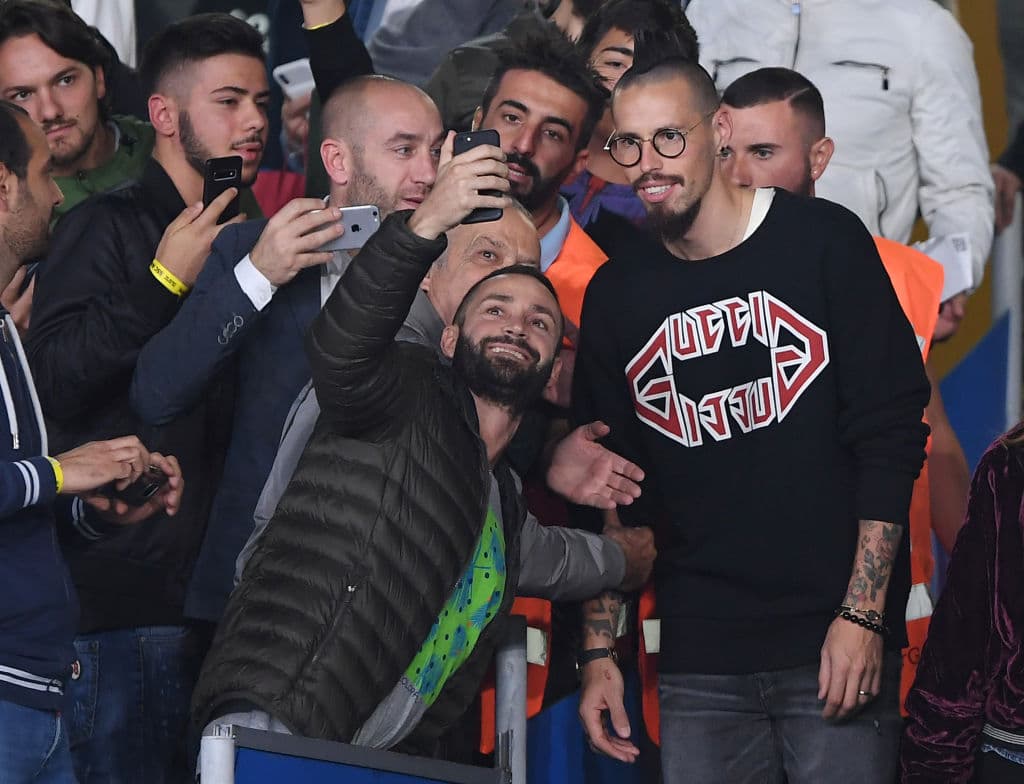 Marek Hamsik estuvo en la grada del San Paolo para el deleite de la afición napolitana que convivió y se tomó la foto con él.