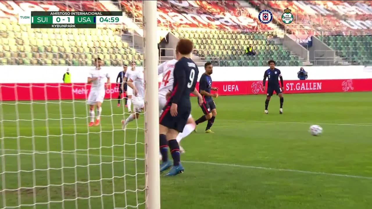 ¡GOL!  anota para Estados Unidos. Sebastian Lletget