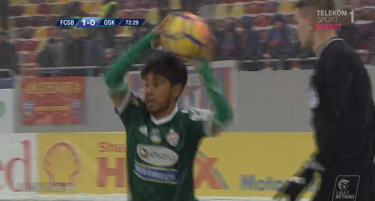 Utilizaron los calcetines de repuesto para portarlos en los brazos.