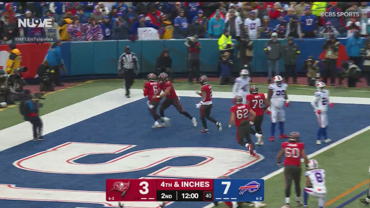 ¡No le dolió! Mayfield se tira de cabeza y anota para los Bucs