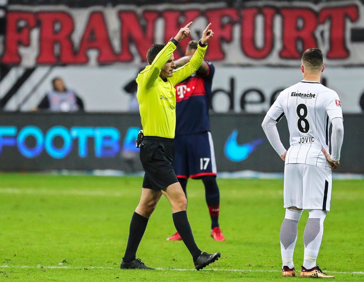 Tras la revisión del VAR, el árbitro Osmers decidió retroceder la decisión.