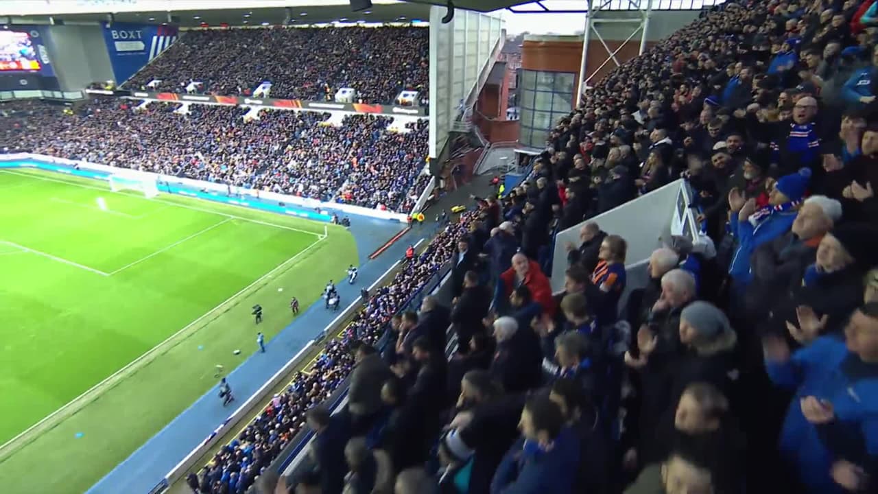 Arranca el partido y la pelota está en juego.