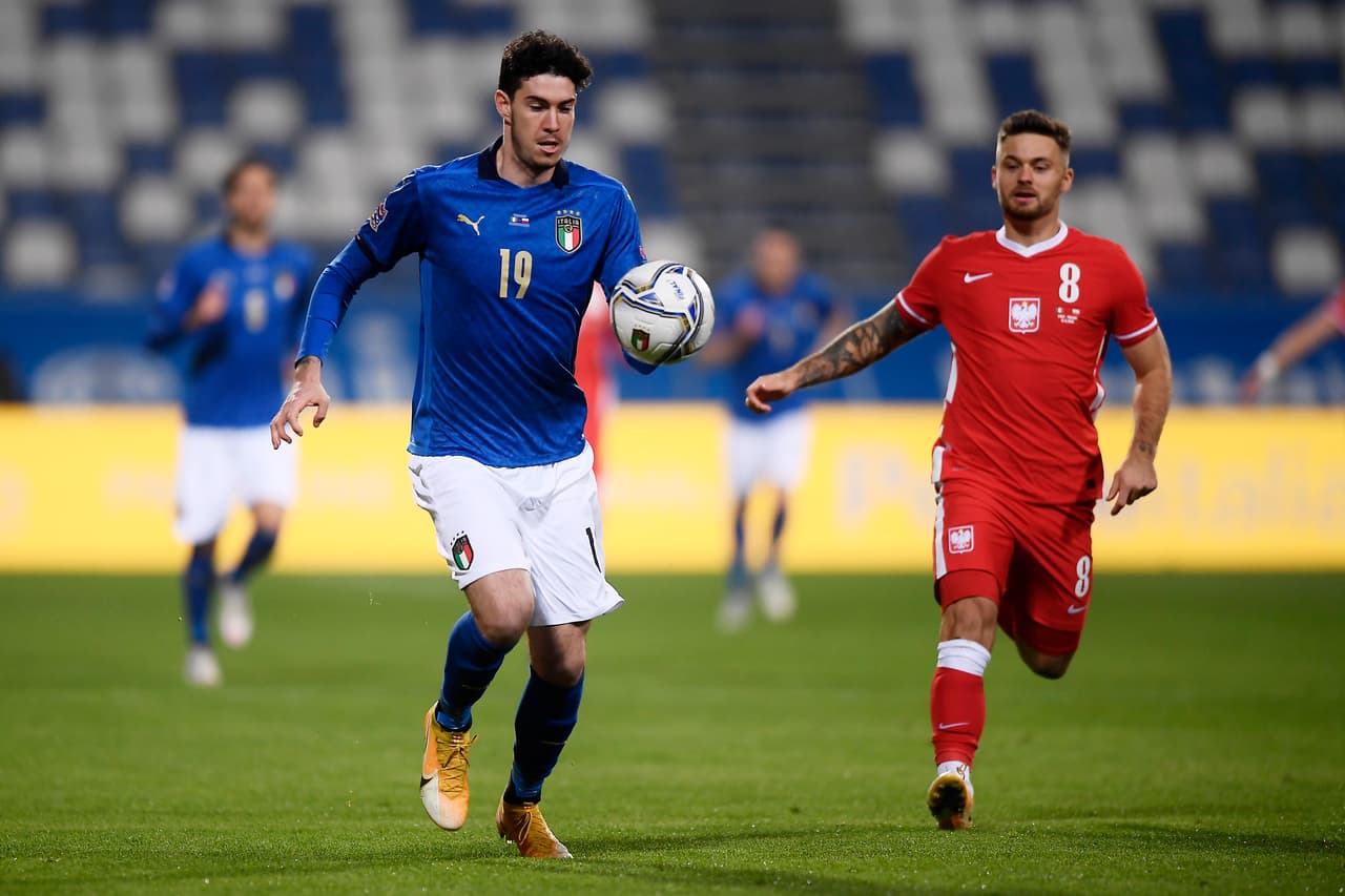 Italia despachó a Polonia en el Mapei Stadium 2-0 y se mantiene invicto. Los goles corrieron a cargo de de Jorginho tras cobrar un penal, y Domenico Berardi selló la victoria al minuto 83. El polaco Jacek Goralski fue expulsado en el minuto 77 durante la quinta Jornada de la UEFA Nations League.