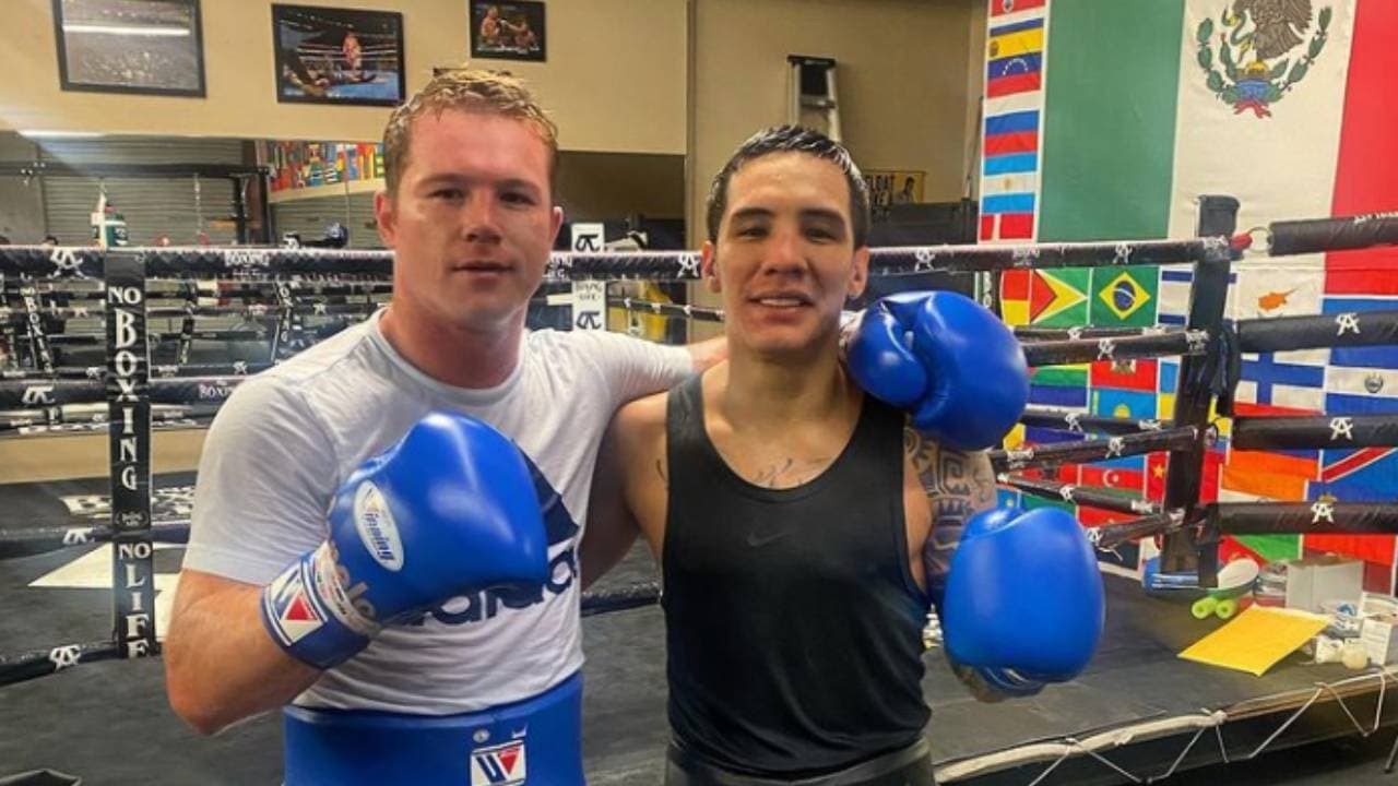 Saúl 'Canelo' Álvarez premia con videollamada a Óscar Valdez