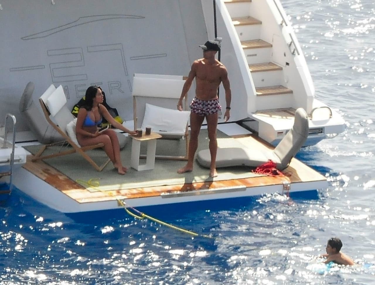 Además de que estuvo al cuidado de su hijo Cristiano Jr. mientras él nadaba en el agua. 
<br>