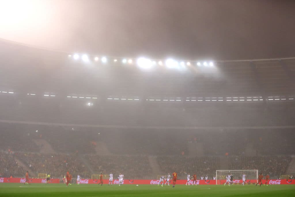 Un intenso manto blanco cayó sobre el recinto en la capital belga, lo cual hizo que desde las gradas las visibilidad se complicara, mas no así en el terreno de juego par fortuna de los protagonistas.