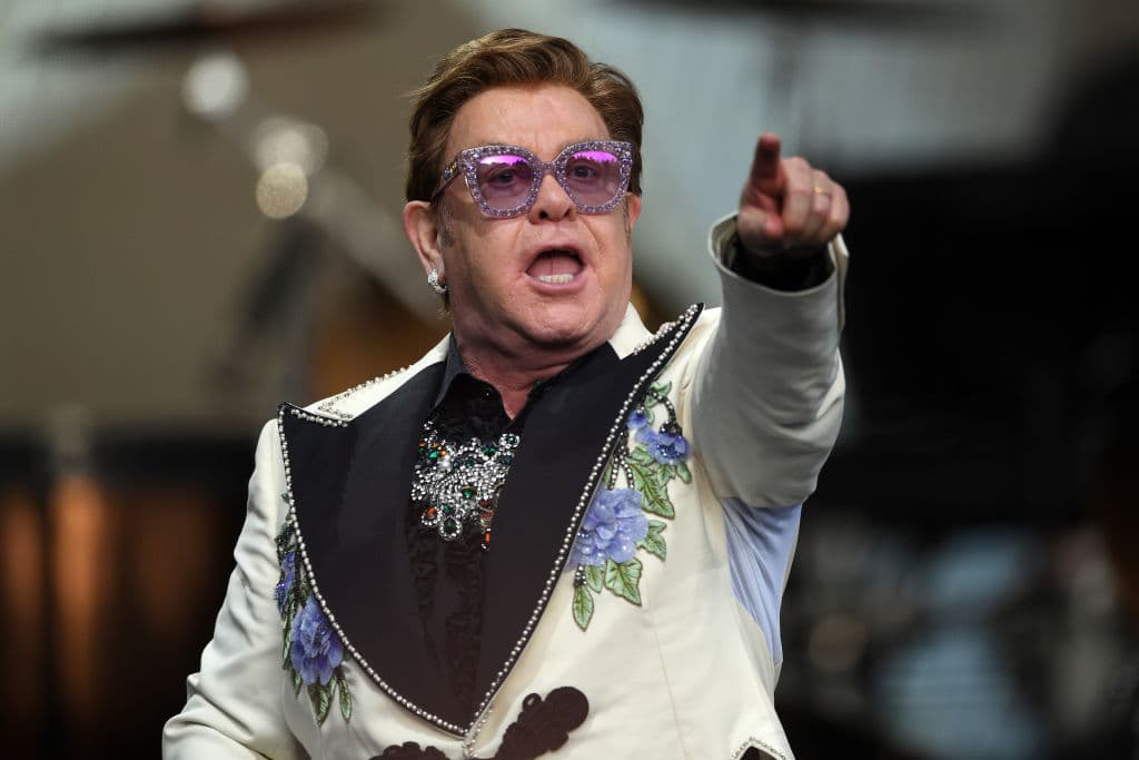 Se dice que Elton John es de las celebridades que mejores fiestas organizan.