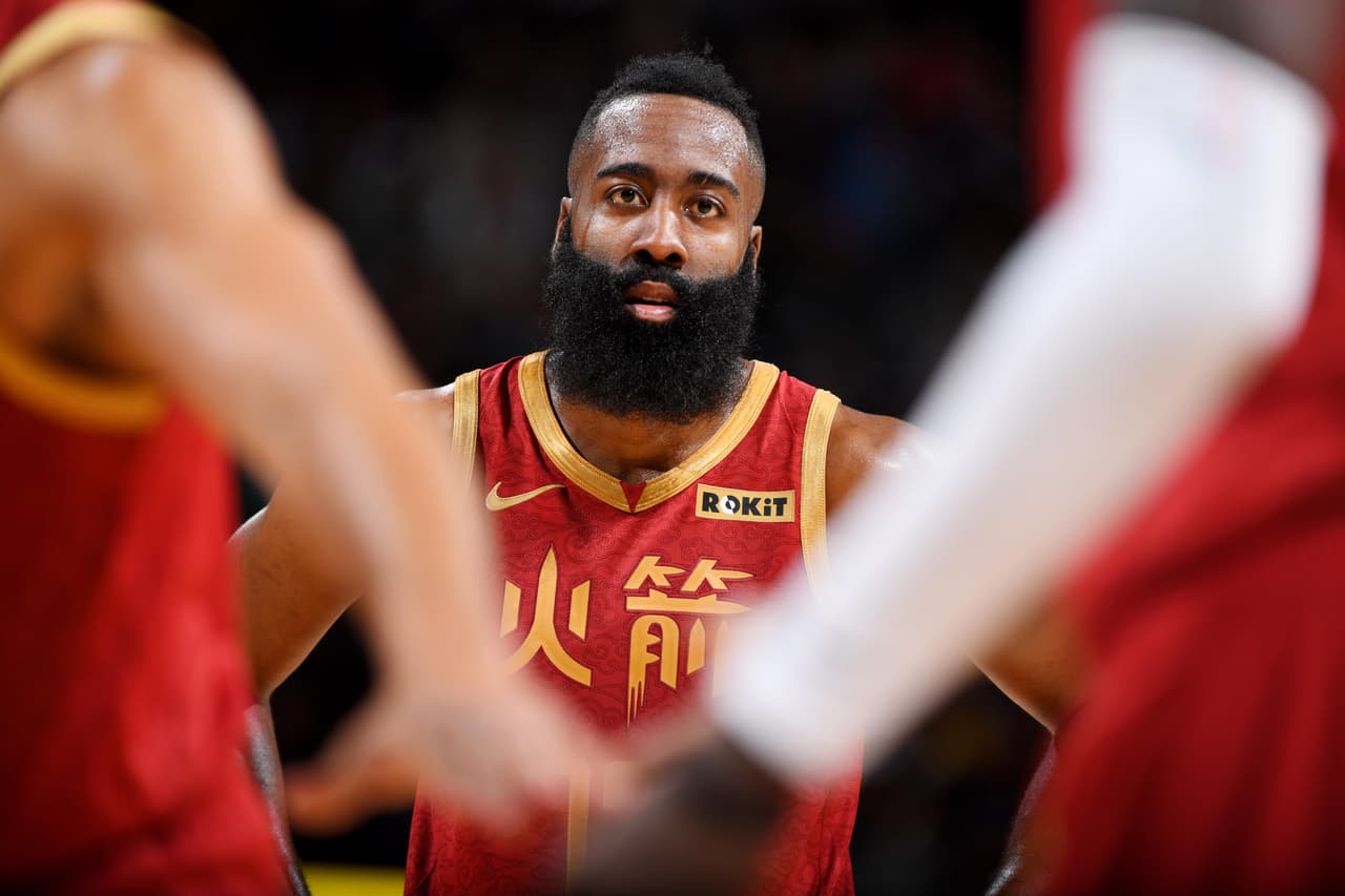 Del otro lado, James Harden sufrió una nueva caída a pesar de sus 30 puntos, nueve asistencias y seis rebotes. Su equipo volvió a cerde terreno y permite que Jazz se le acerce en la clasificación del Oeste.