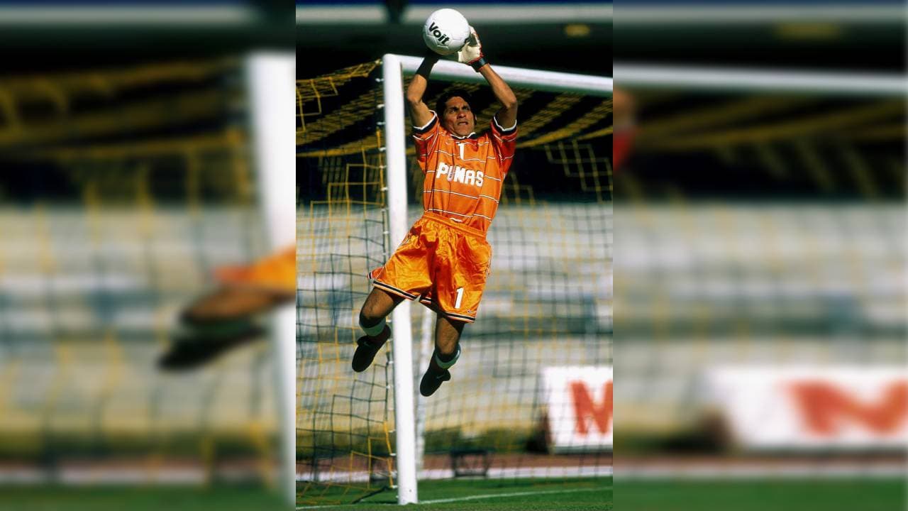 Tenía unos reflejos como pocos y un carisma tremendo. En los mano a mano solía fingir que resbalaba hacia un costado para desestabilizar al delantero y robarle el balón sin que éste se diera cuenta.