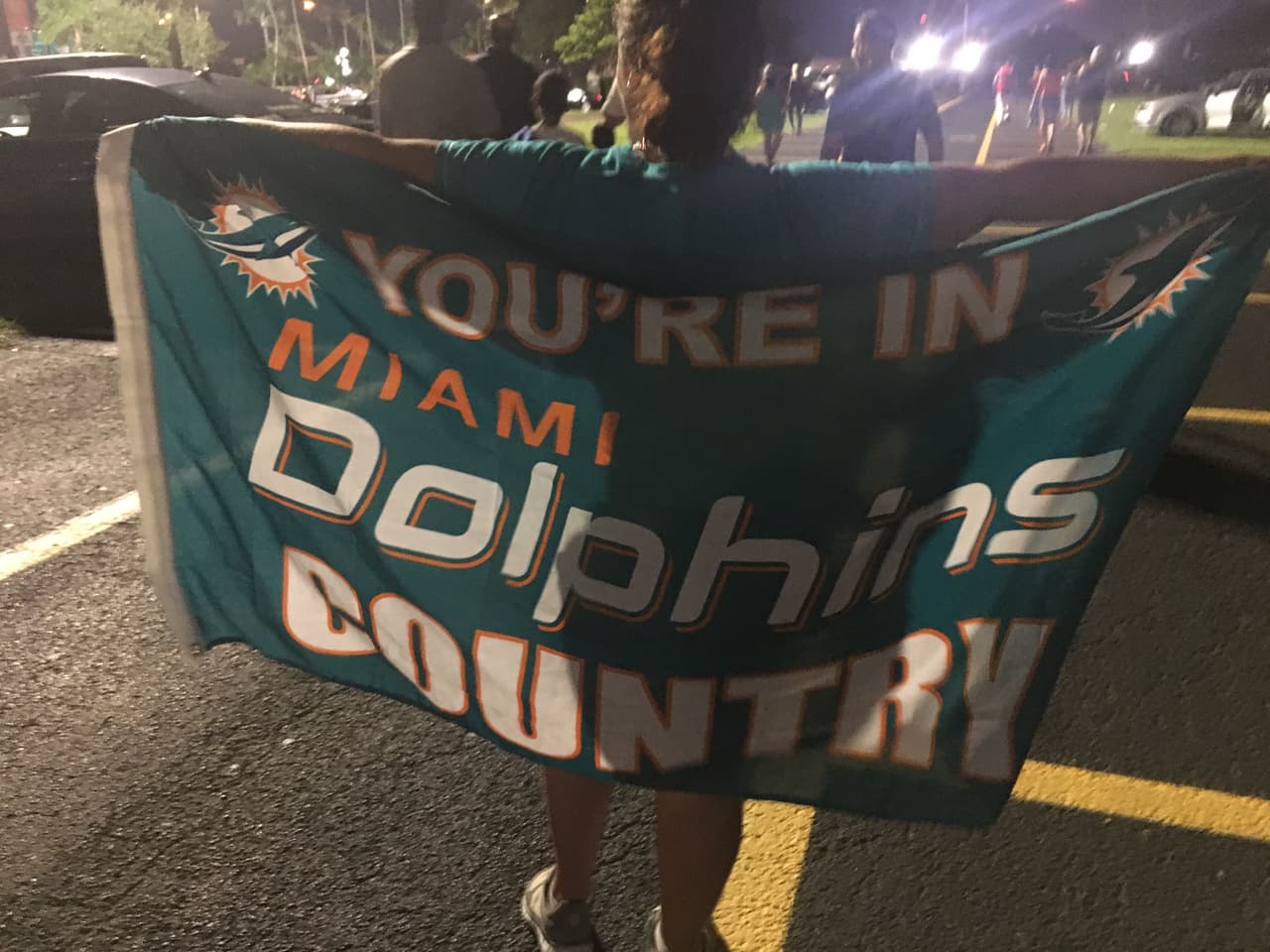 Miami revivió la pasión en la pretemporada de la NFL con el triunfo de los Dolphins 23-20 contra Atlanta Falcons y los fanáticos compartieron sus vivencias en alrededores del estadio y tribunas.