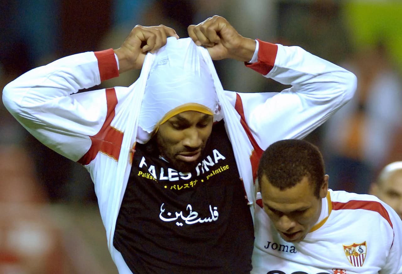 Frederic Kanoute del Sevilla fue amonestado por mostrar un mensaje alusivo al violento conflicto entre Israel y Palestina.