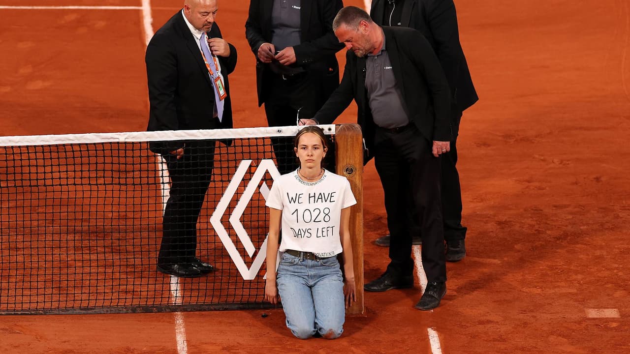 Activista se ata a la red e interrumpe semifinal en Roland Garros