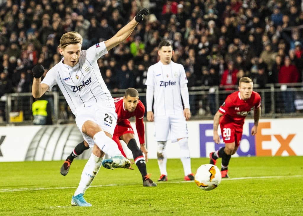 Marko Raguz anota desde los 11 pasos para vencer 2-0 al AZ Alkmaar, 3-1 en el global para avanzar a los octavos de final, el LASK Linz está en octavos.