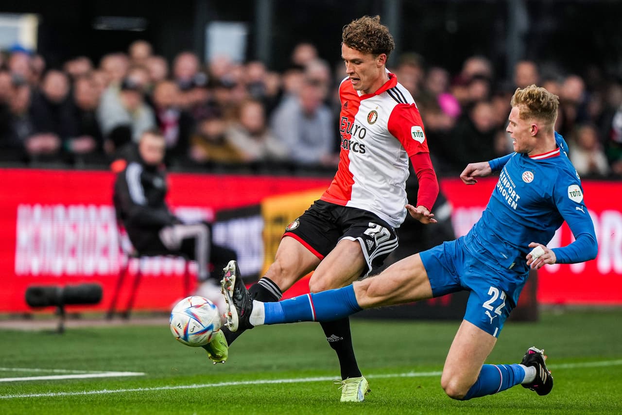 PSV supera a Feyenoord y Ajax golea a Cambuur a domicilio.