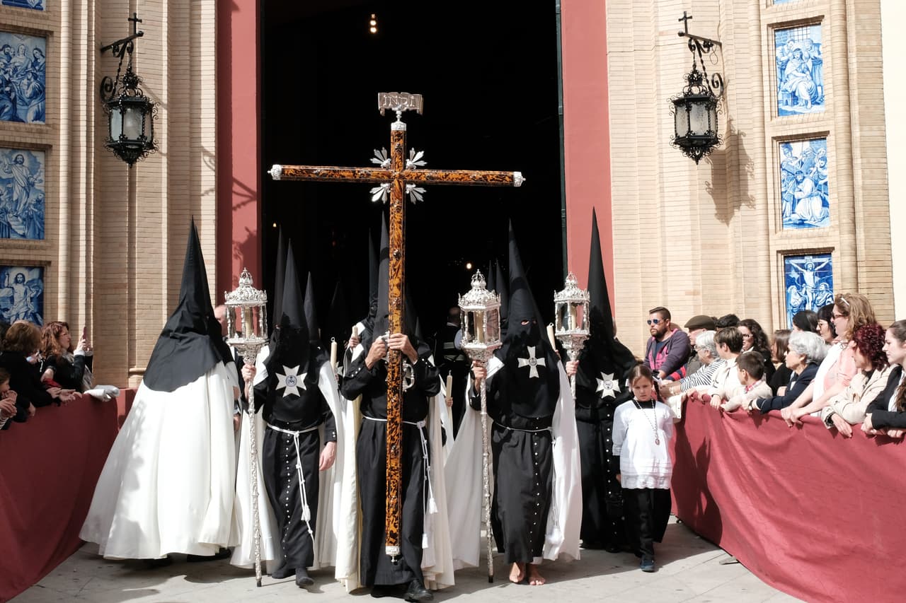 Los creyentes durante las procesiones en Semana Santa que suelen ser también un espectáculo de arte y cultura.