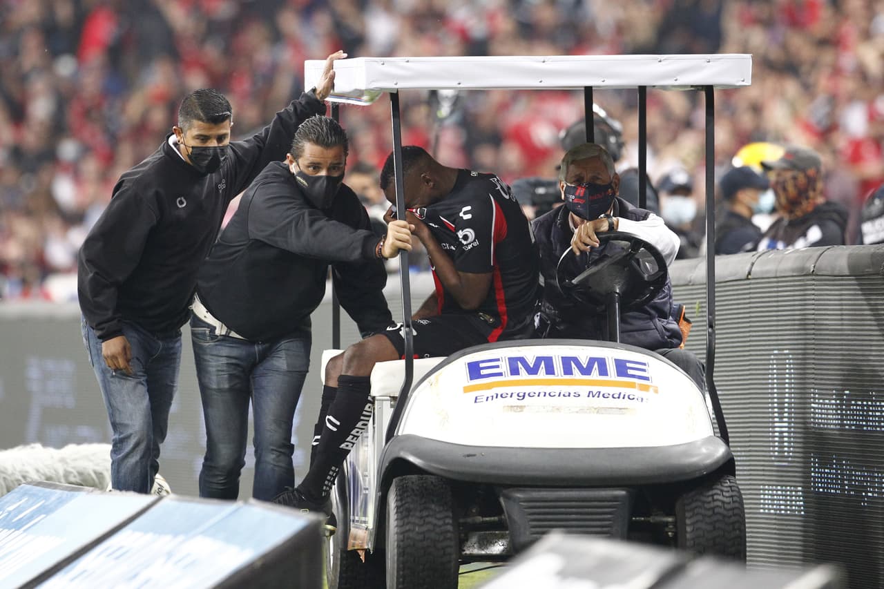 Quiñones no pudo acabar el comprmiso al resentirse de una lesión.