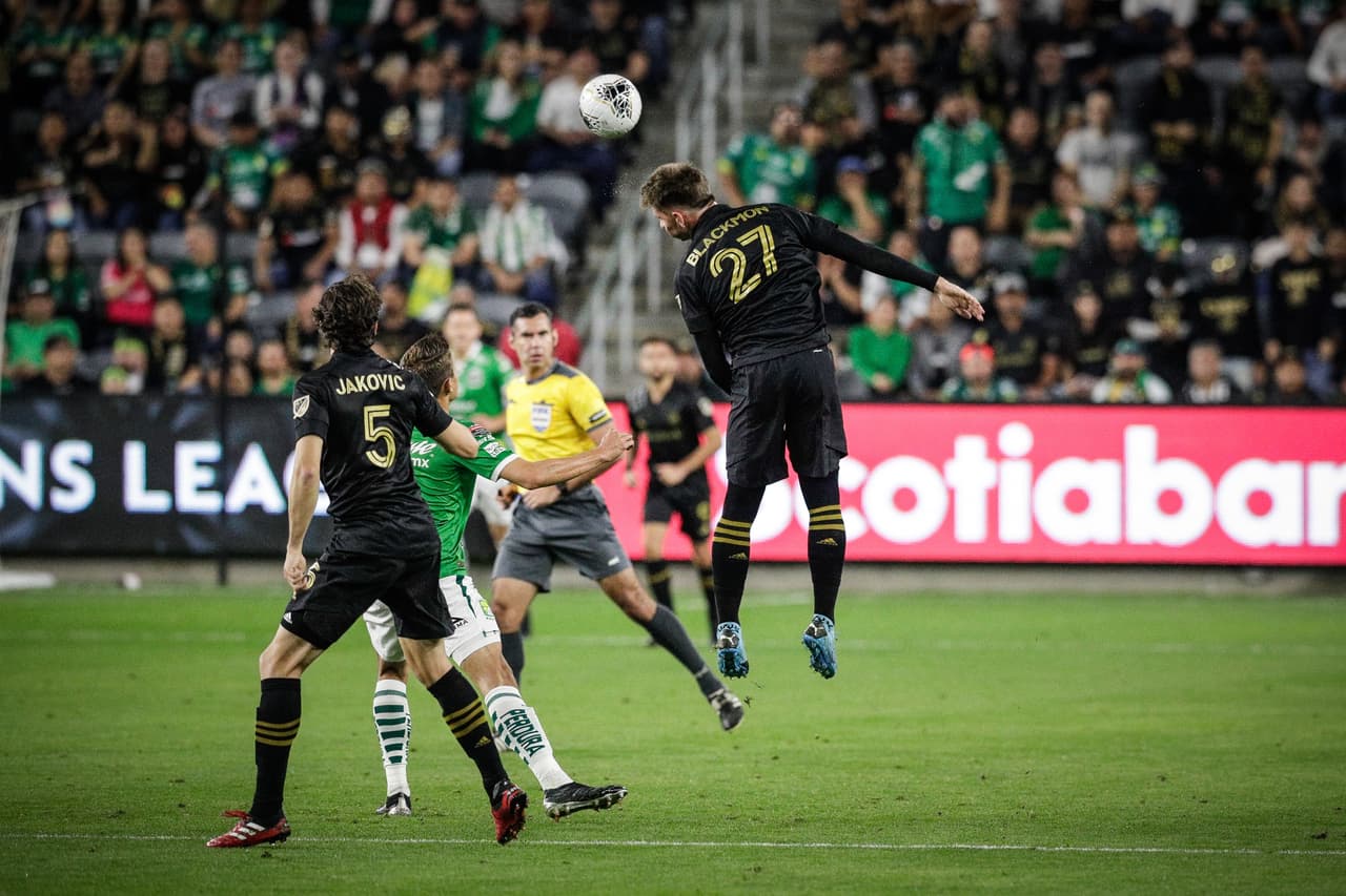 El juego fue muy ríspido en el centro del campo en la lucha por el esférico.