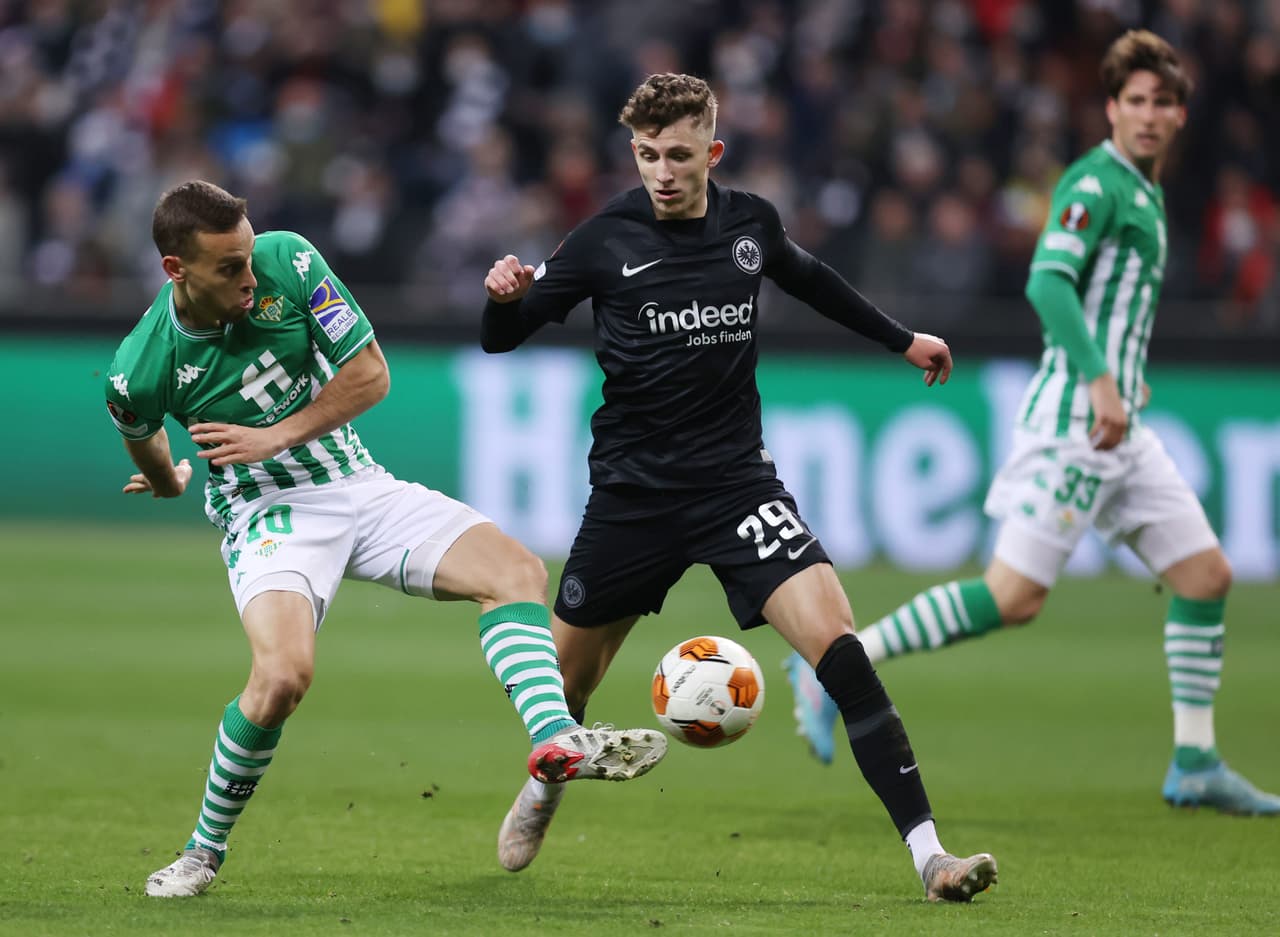 El Eintracht Frankfurt echó al Betis con un global de 3-2 tras empatar en tiempos extra por 1-1.