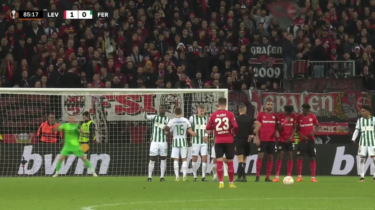 ¡CERCA! Adam Hlozek disparó que se estrella en el poste.