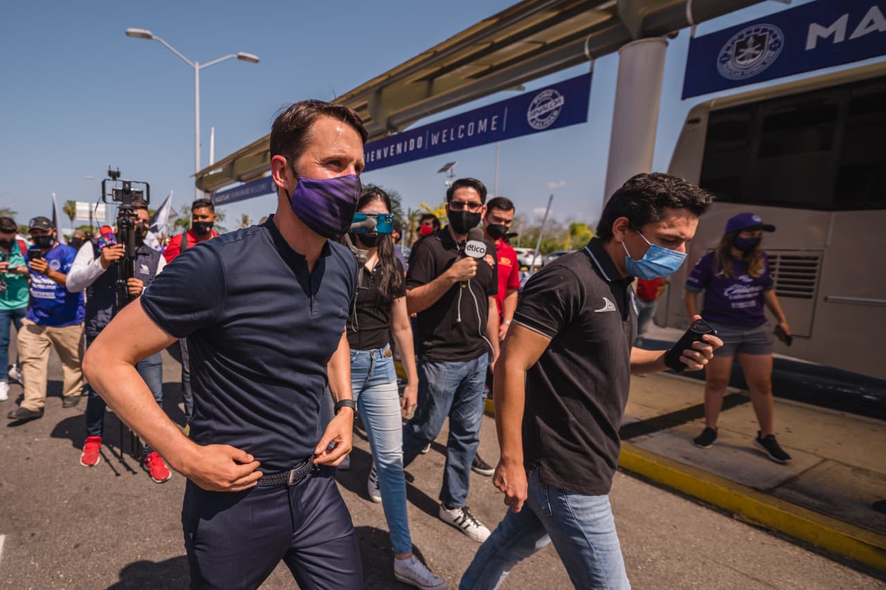 La afición de Mazatlán le da una cálida bienvenida a el nuevo entrenador de sus filas, Beñat San José.