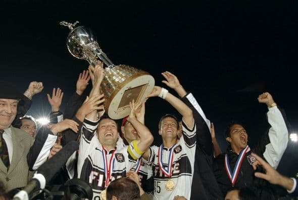 En 1998, la MLS tuvo su primera ronda de expansión. Chicago Fire debutó ese año en la Liga y consiguió su primer, y que hasta ahora es su único, título de liga.