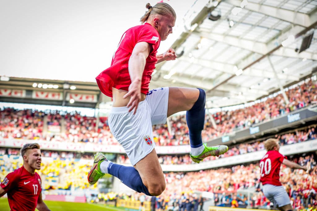 La presencia de Erling Haaland ha cambiado la cara de la selección de Noruega, disparada en la UEFA Nations League gracias a un nuevo triunfo logrado en Oslo ante Suecia por 3-2, con dos goles y una asistencia del flamante refuerzo del Manchester City.