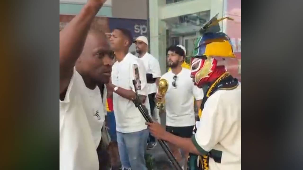 ¿Rey Mysterio? El buen ambiente de aficionados de Sudáfrica en Monterrey