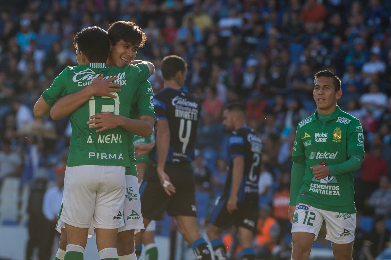 El juvenil delantero mexicano ponía el 3-0 en favor de los Esmeraldas ante una afición hastiada por el mal arranque de campaña del equipo queretano.