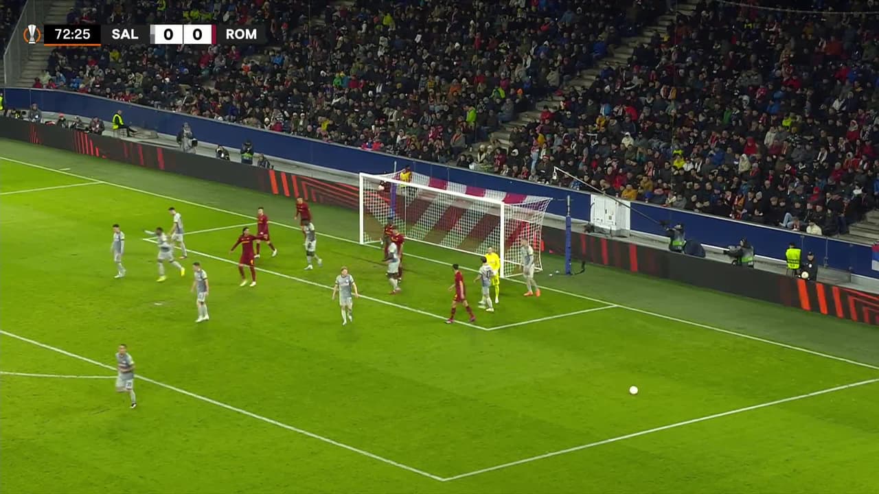 ¡CERCA! Bryan Cristante disparó que se estrella en el poste.