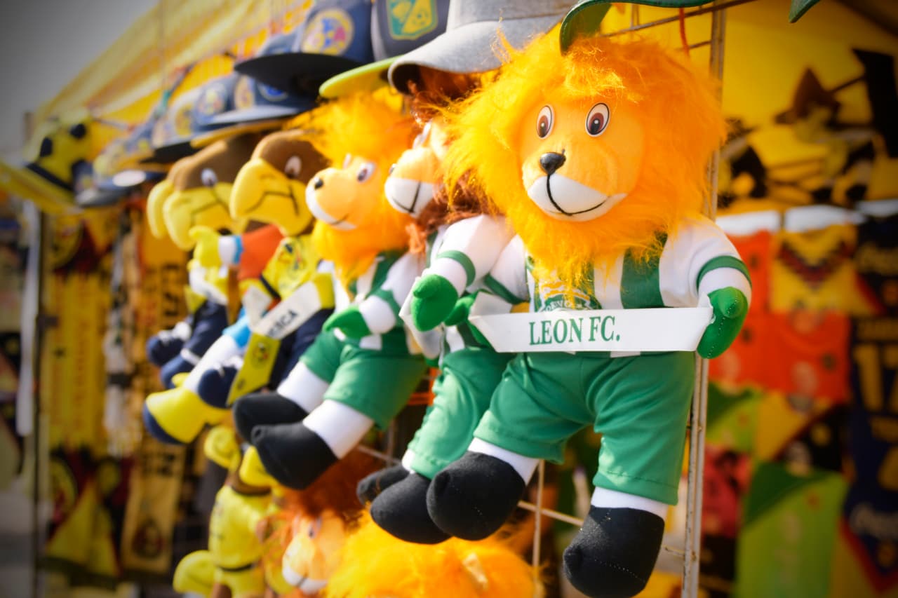 Los aficionados de América y León dejaron de lado que el partido no se jugara en el Estadio Azteca, donde estaba programado originalmente, para trasladarse a apoyar con todo a sus equipos a Querétaro en este duelo de Ida de la Semifinal de la Liguilla.