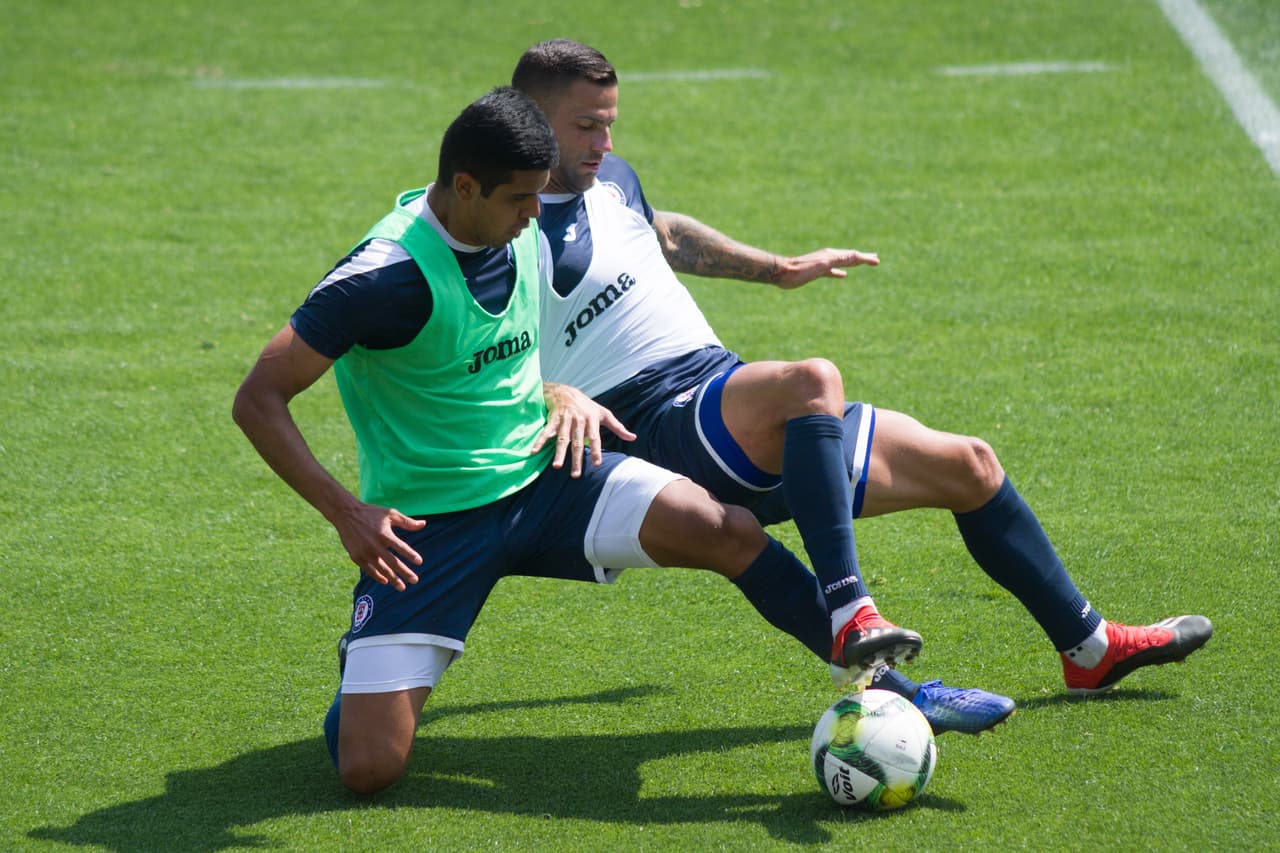 El técnico Caixinha hizo énfasis en la definición en espacios reducidos, así como ejercicios cinco contra cinco para generar buenas conexiones y entendimiento entre sus futbolistas.