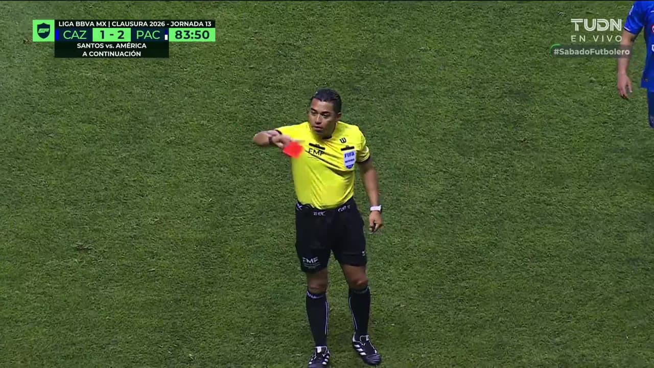 ¡Expulsión! El árbitro saca la roja directa a Christian Rivera.