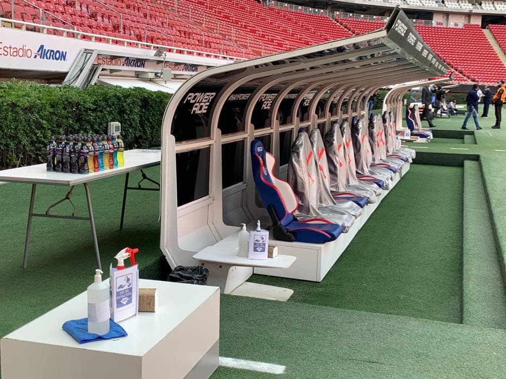 El estadio de las Chivas se ha desinfectado constantemente y cuenta con miles de despachadores de gel antibacterial. Los traslados de los equipos se realizan en autobús para evitar el uso de los aeropuertos. Los jugadores y el cuerpo técnico deben mantener una sana distancia social. Cada futbolista tendrá una botella individual para la hidratación. Además, los festejos entre jugadores están prohibidos.