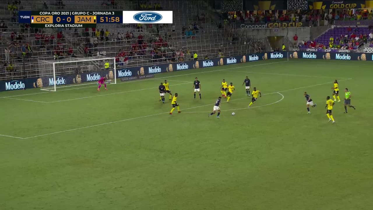 ¡CERCA! Andre Gray disparó que se estrella en el poste.