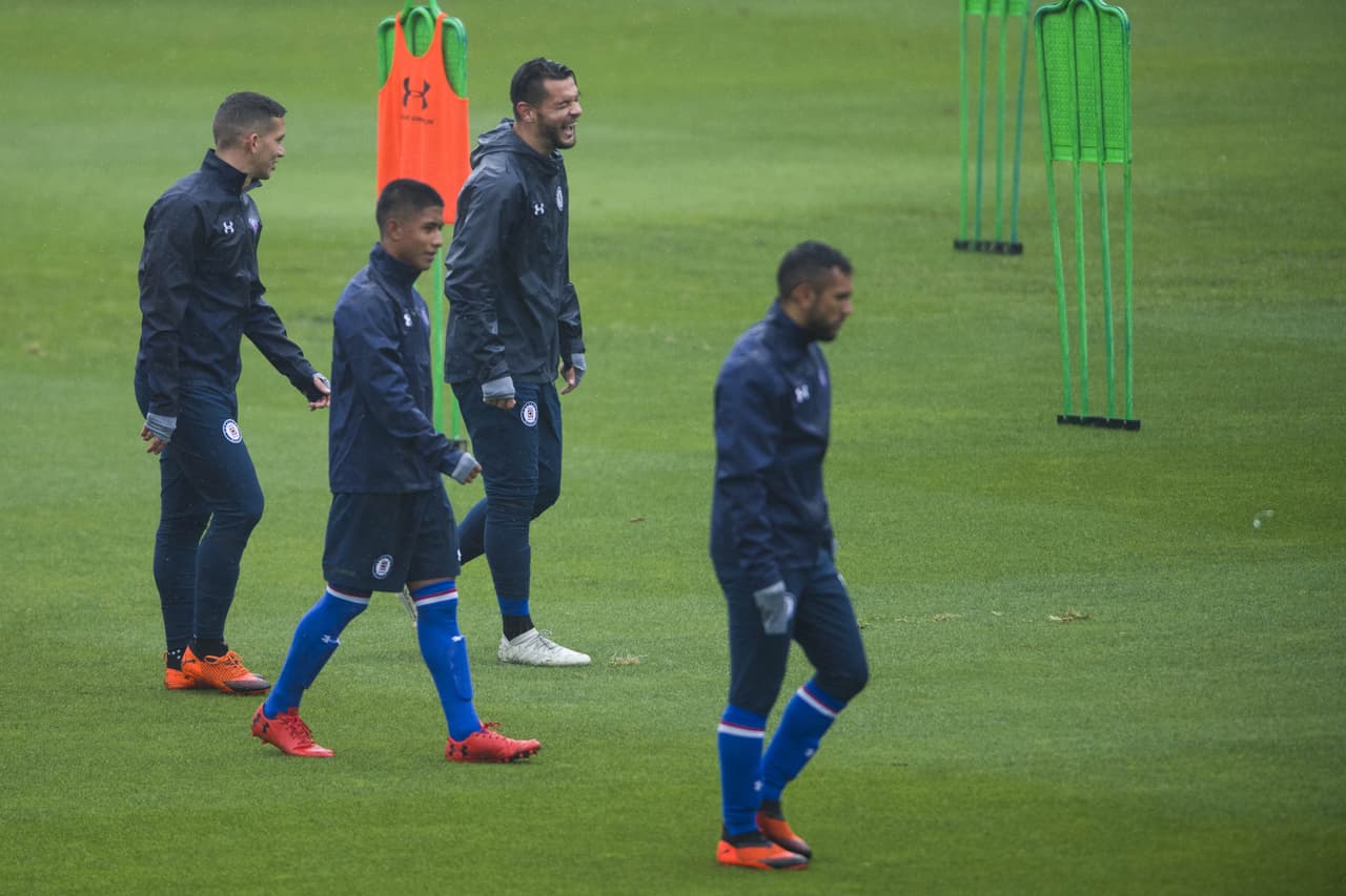 Cruz Azul sigue imparable y ni siquiera el clima le impide seguir su ritmo de entrenamientos con miras al reto de la Liguilla y el sueño por ser campeón de la Liga MX en este Apertura 2018.