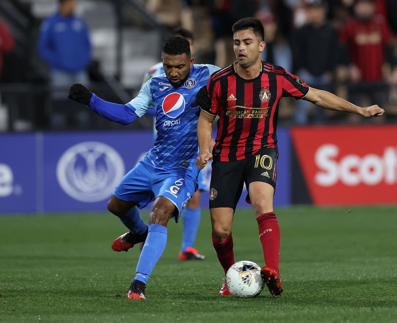 Pity Martínez recibe la falta del hondureño Reinieri Mayorquín.