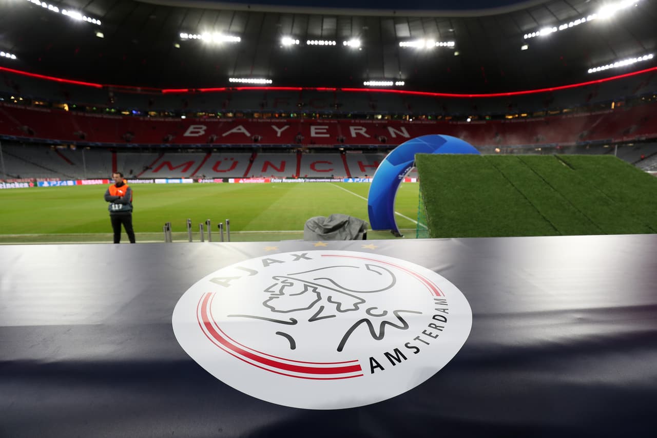 Por dentro, un césped impecable estaba dispuesto para que los protagonistas comenzaran a rodar la pelota.