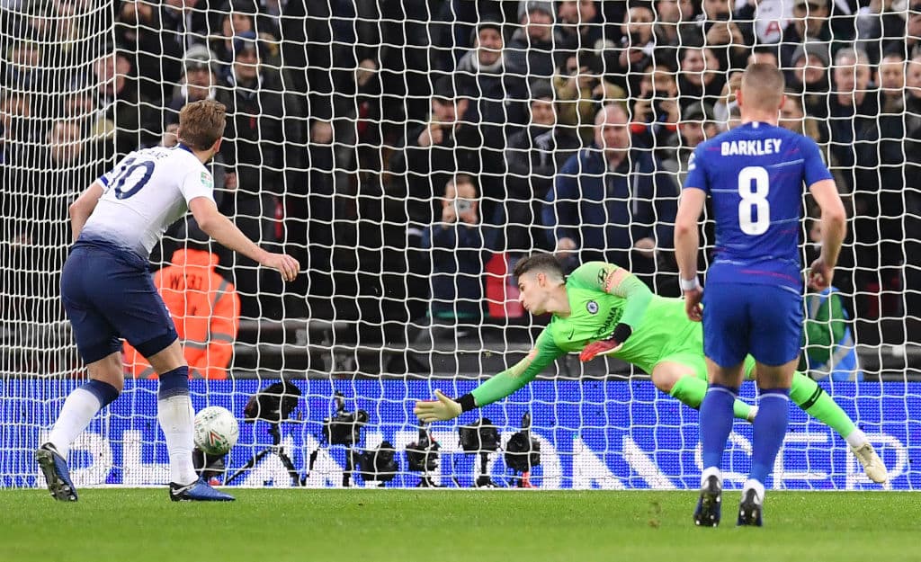 Pero Kane cobró de esta manera, potente, colocado y lejos del alcance de Kepa, quien solo miró indefenso cómo la pelota se anidaba en el fondo de la red.